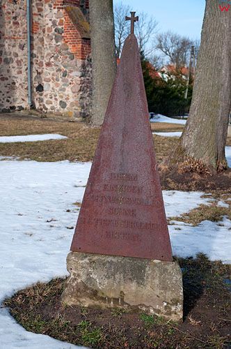 PL, warm-maz, pomnik Wlhelma von Strachowsky przy kosciele parafialnym w Eldytach Wielkich.